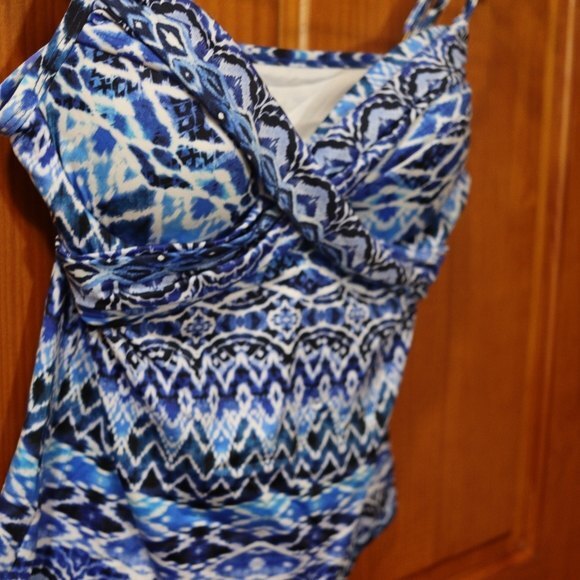 LA Blanca Blue Oasis Over the Shoulder Ikat Print Swim Tank Top US 2 - Picture 6 of 12